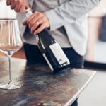 Etichettatura delle bottiglie di vino: come rispettare le normative in modo innovativo